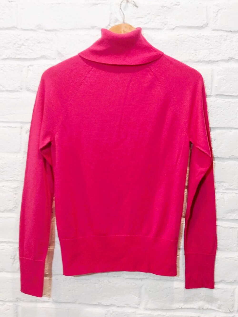 Banana Republic Fuchsia Turtleneck Sweater M 6 100% Merino Knit Wool Lightweight